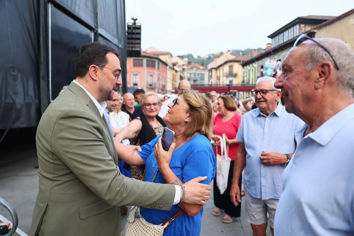 Así fue el pregón de las fiestas de Pola de Laviana, con Adrián Barbón, presidente del Principado Así fue el pregón de las fiestas de Pola de Laviana, con Adrián Barbón, presidente del Principado