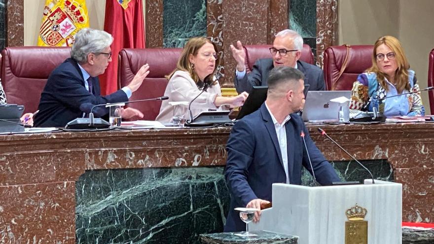 Momento en el que el diputado Miguel Ortega es llamado al orden por segunda vez en la Asamblea.