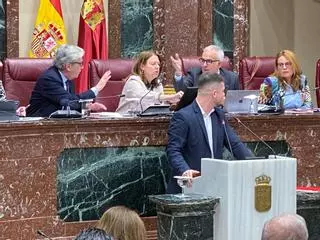 El reparto pactado con Junts inflama el debate en la Asamblea Regional