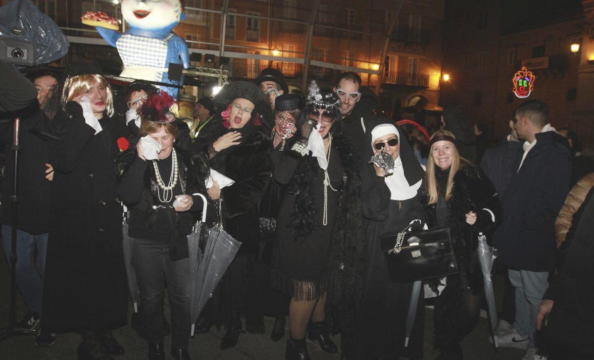 Sollozos y llantos por el fin de los festejos. | IÑAKI OSORIO