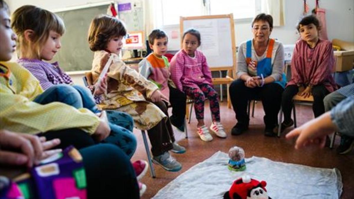 La maestra Roser Admetlla en una clase de filosofía con sus alumnos de P-5 en el colegio de Argentona.