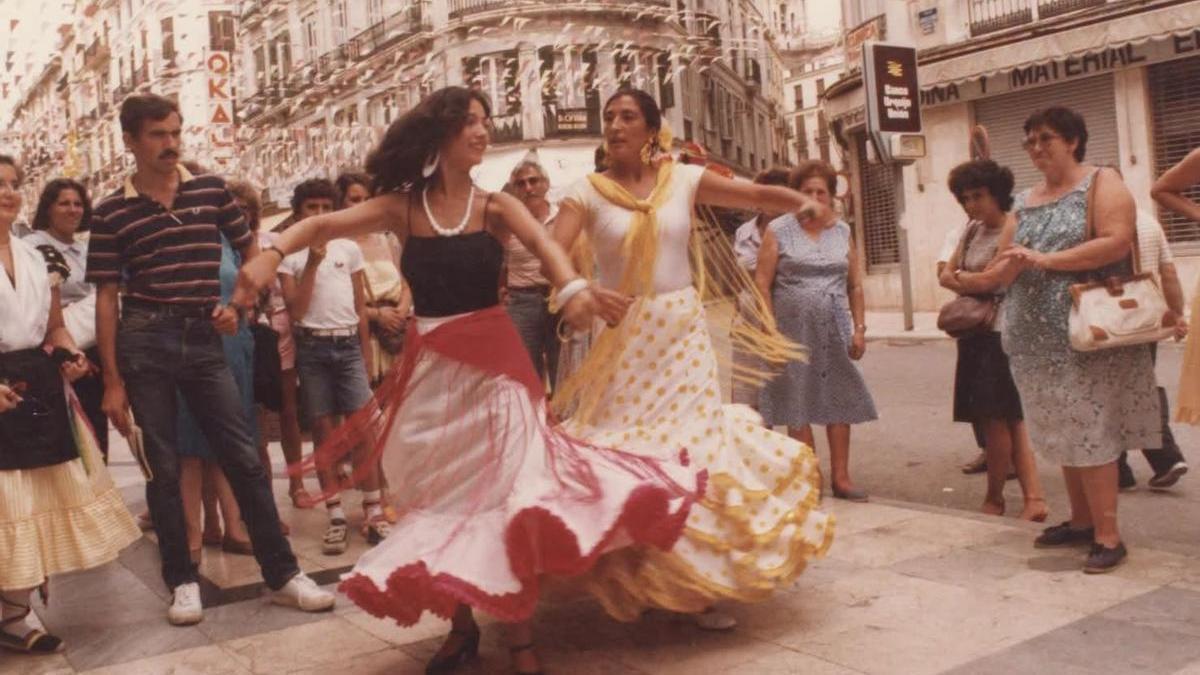 Dos mujeres bailan, durante la Feria del Centro de Málaga de 1985, en la calle Larios.