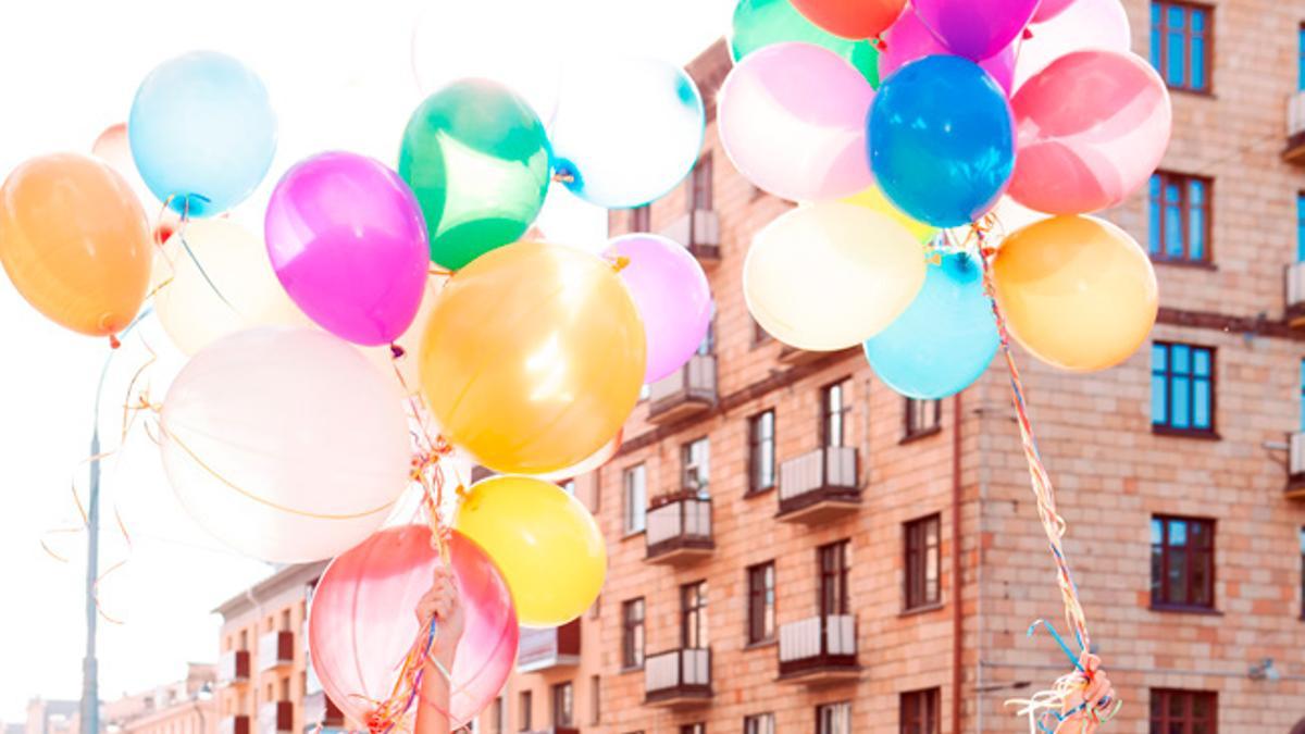 Chicas con globos en la calle