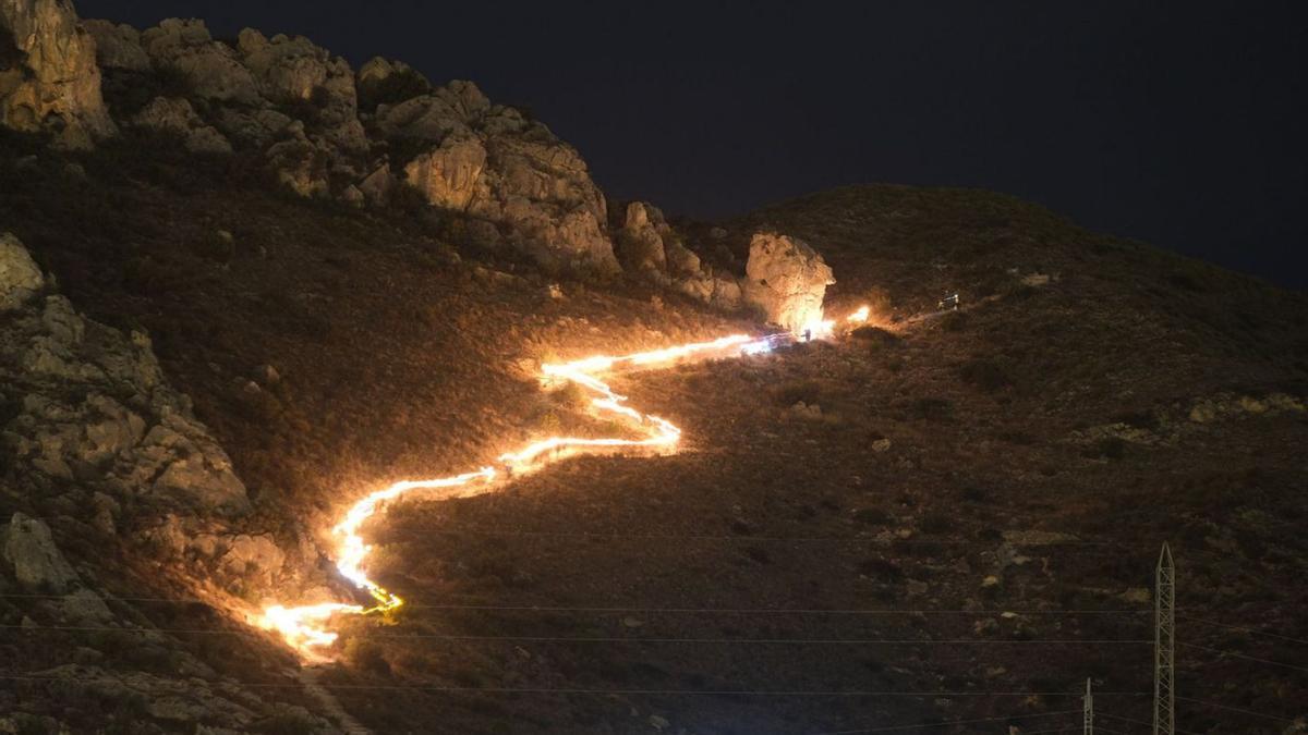 Las antorchas iluminando la «senda de los Reyes Magos» del monte Bolón en enero de 2021. | ÁXEL ÁLVAREZ