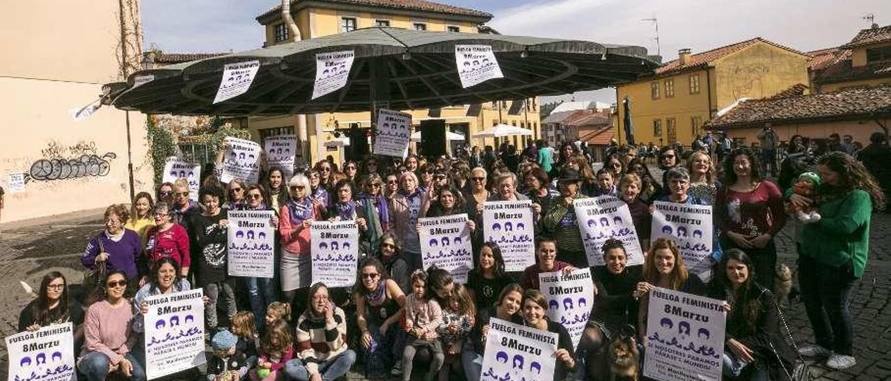 El colectivo 8M comparte un vermú feminista en el centro de Oviedo