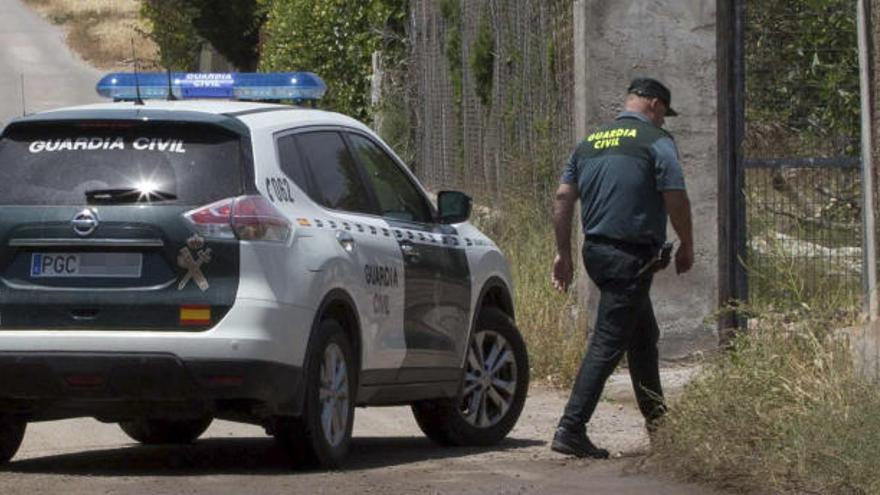 Un agente, en la puerta de la casa de campo donde se encontró el cuerpo de Nirta, en verano del pasado año 2017.