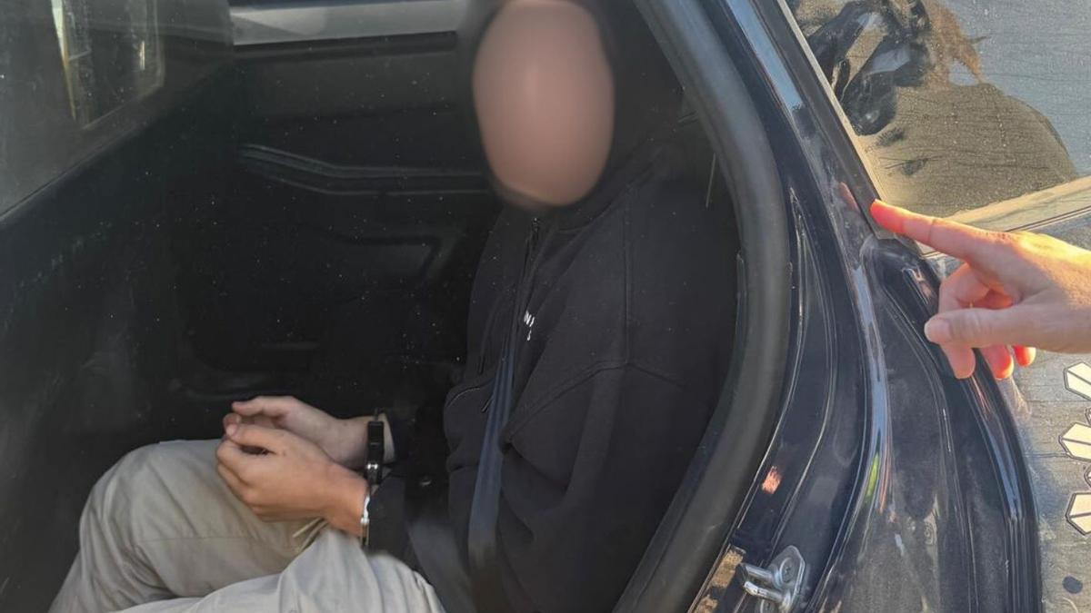 Uno de los sospechosos, en el interior del coche, cuando fue interceptado por la Policía.