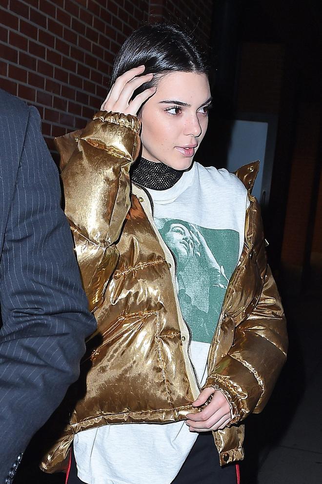 Kendall Jenner con un abrigo tipo plumas dorado