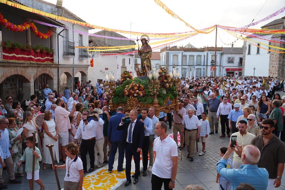 Dos Torres llena de color sus calles con las alfombras de sal por San Roque Dos Torres llena de color sus calles con las alfombras de sal por San Roque
