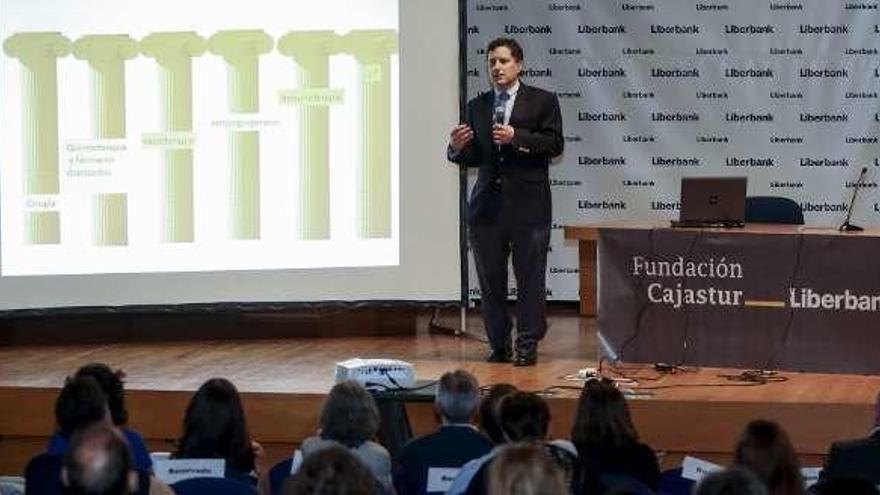 El doctor Ignacio Melero, durante su conferencia.