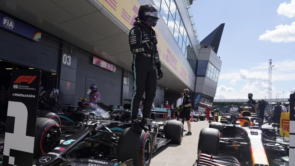 Lewis Hamilton (Mercedes) celebra su  nueva 'pole' en Silverstone.