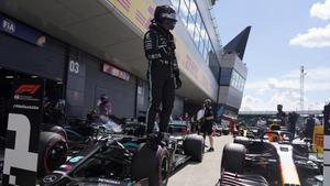 Lewis Hamilton (Mercedes) celebra su  nueva ’pole’ en Silverstone.