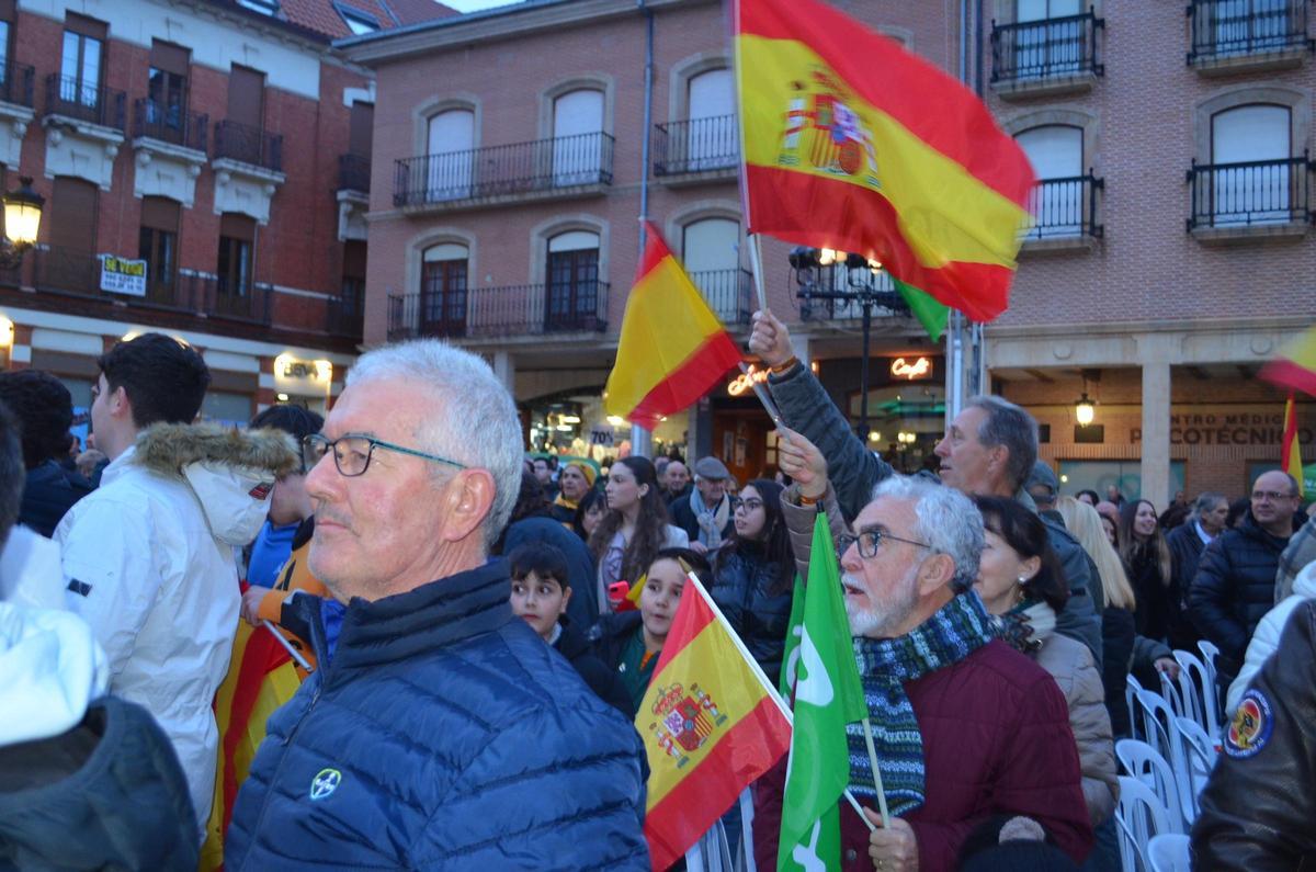 Simpatizantes de Vox en la Plaza Mayor de Benavente en la tarde de ayer.