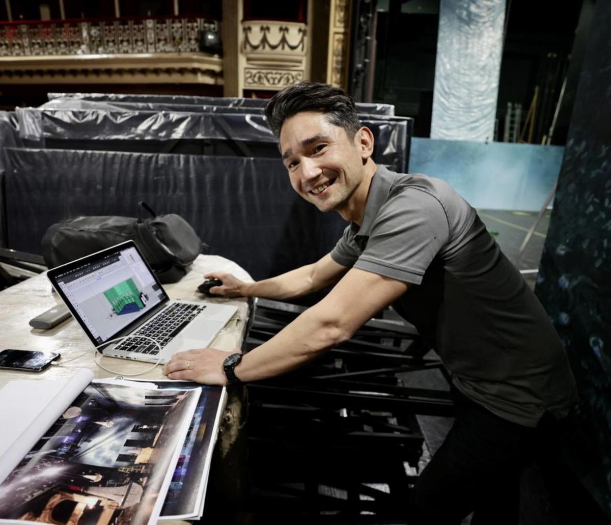 Francisco Mellado, responsable de producción de la Ópera Nacional de Chile, supervisa el montaje en el Campoamor. | Irma Collín