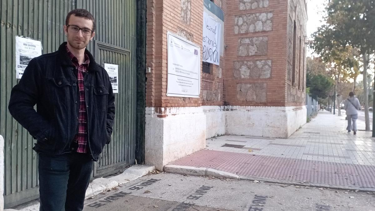 Carlos Flores, de Movimiento por la Antigua Prisión, esta mañana delante de la vieja cárcel de la Cruz del Humilladero.