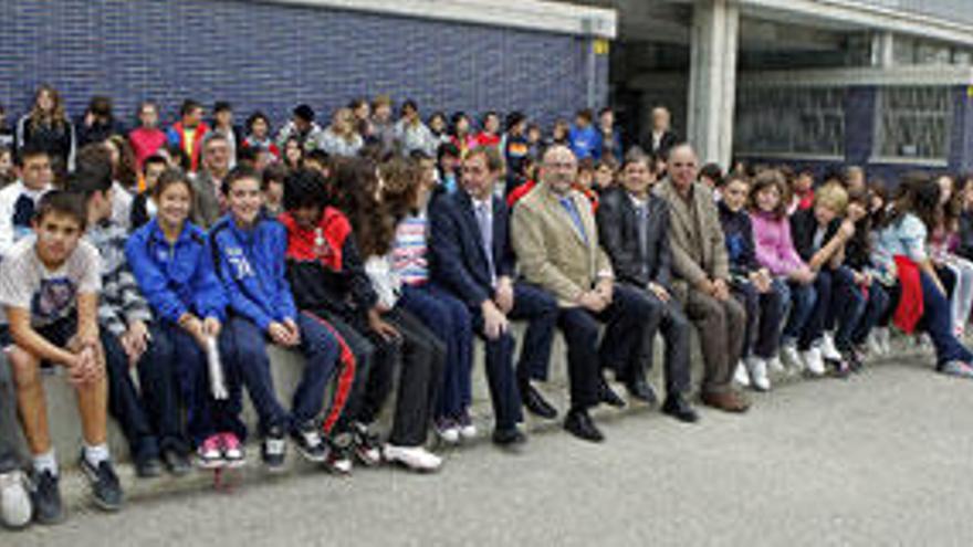 Alumnos participantes en el proyecto del IES La Ribera y los consellers Llinàs y Thomàs.