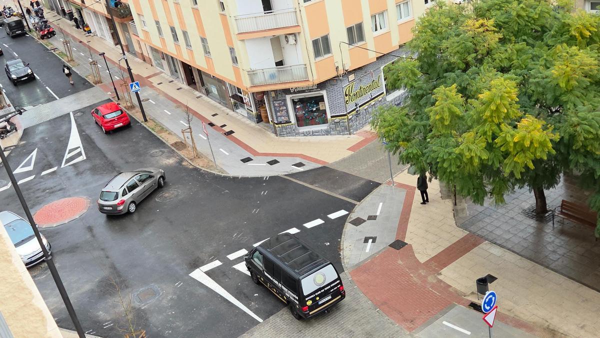 Imagen desde un edificio de uno de los tramos reformados de la céntrica avenida Libertad de Vinaròs.
