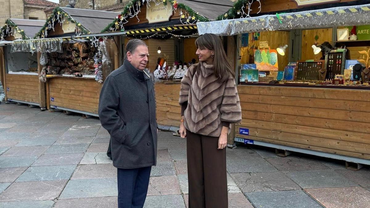 Alfredo Canteli y Leticia González en el Mercado de Navidad.