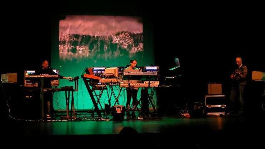 Los miembros de &quot;Somnium&quot;, en el auditorio de Mieres.