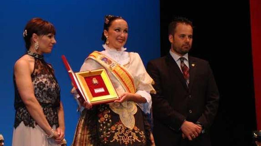 La Regidora 2012, África Palao, recibiendo el escudo de la ciudad.