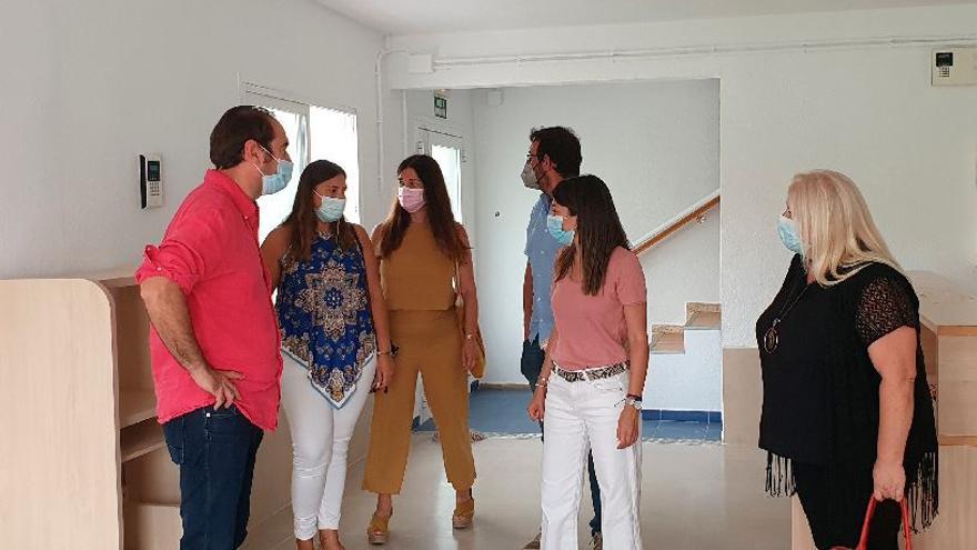 La alcaldesa de Orpesa, Araceli De Moya, en la visita al nuevo espacio para los jóvenes.