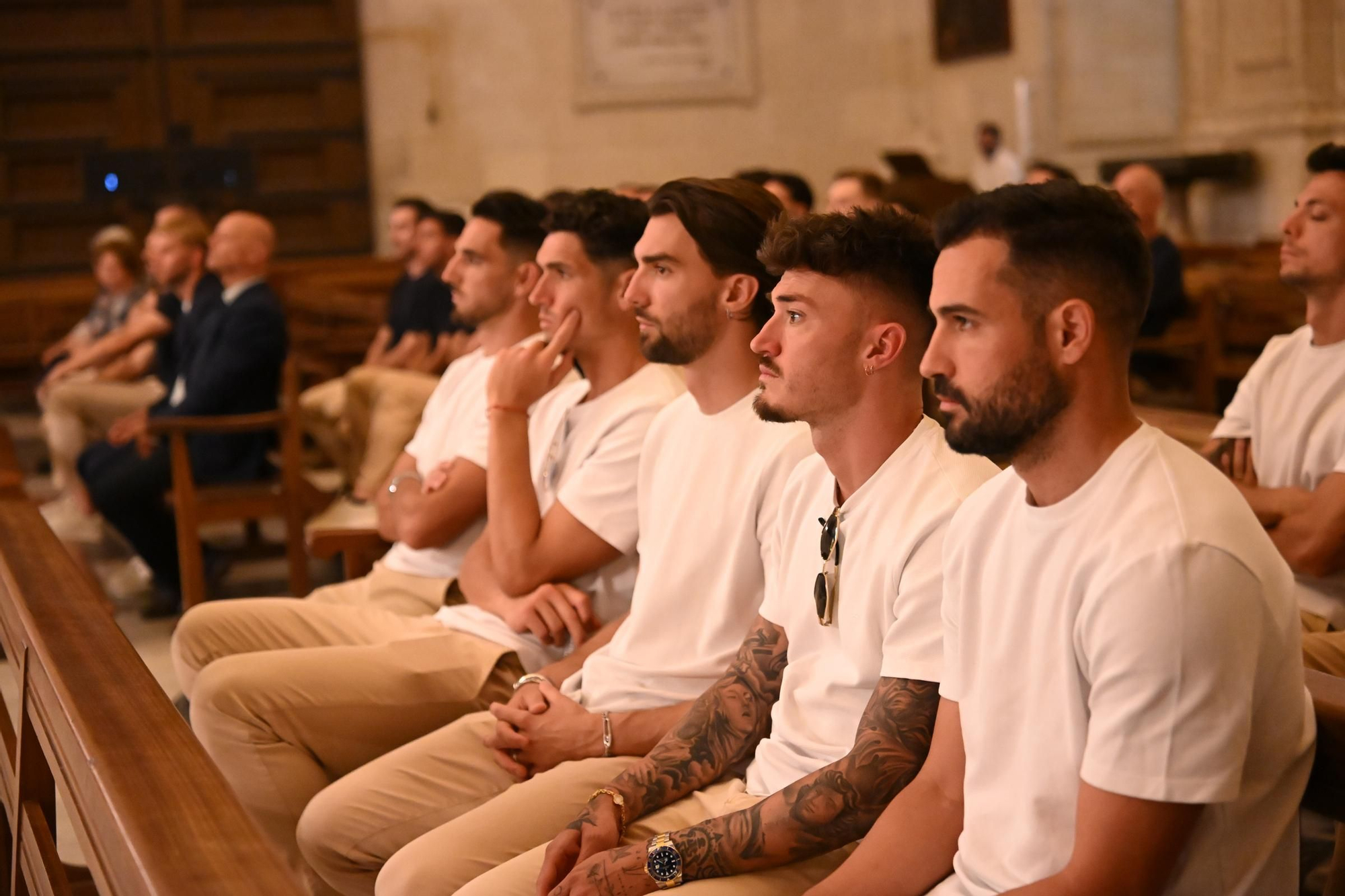 Ofrenda de flores del Elche CF a la Virgen por el ascenso a Primera