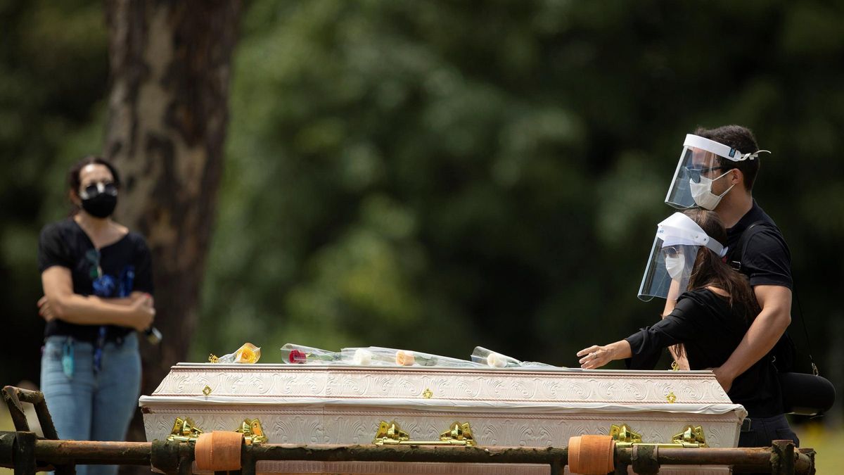 Un Brasil sin brújula roza los 300.000 muertos en la peor fase de la pandemia.