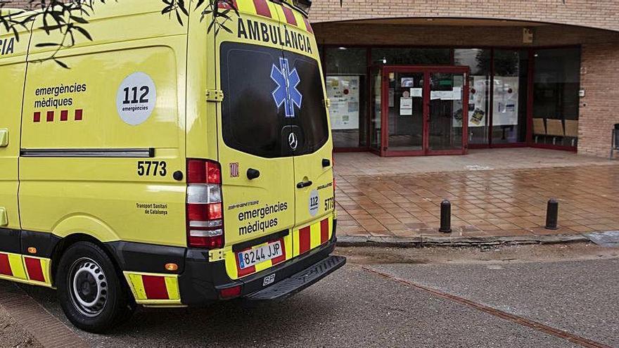 Una ambulància arriba al CAP d&#039;Anglès on es fan proves PCR el diumenge 9 d&#039;agost