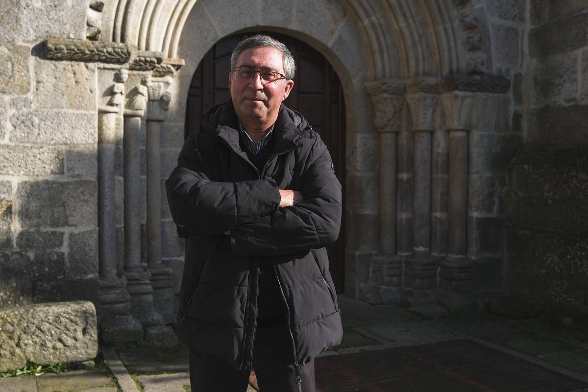 El sacerdote Tomás Delgado, en el exterior de la iglesia de Xinzo, este jueves.
