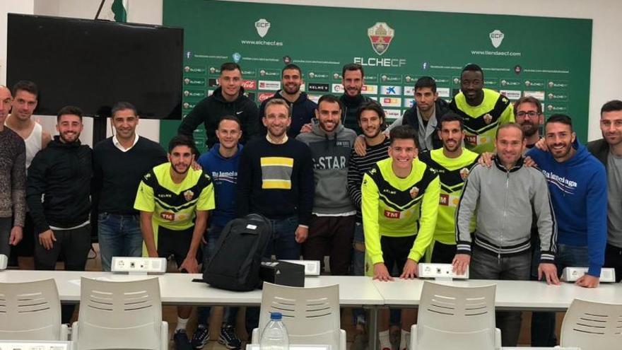 Los jugadores del Elche junto a Diego Rivas y Jesule, representantes de la AFE