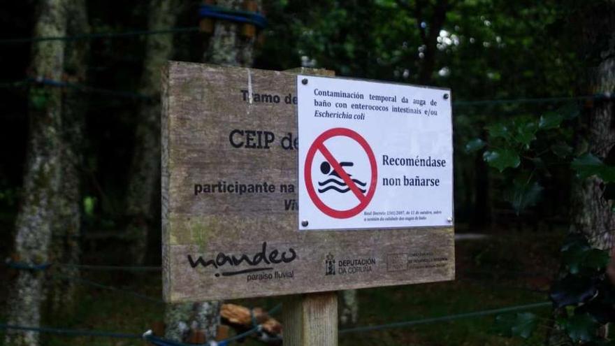 Cartel instalado en el área recreativa de Reboredo para desaconsejar el baño en este tramo del Mendo