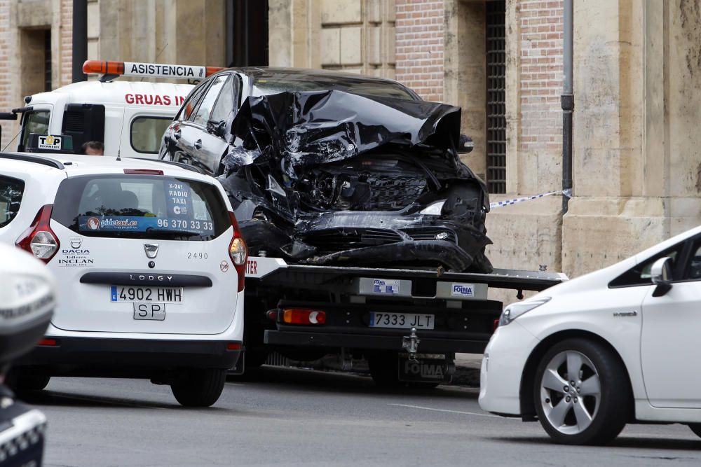 Un coche se empotra contra el Palacio de Justicia en Valencia