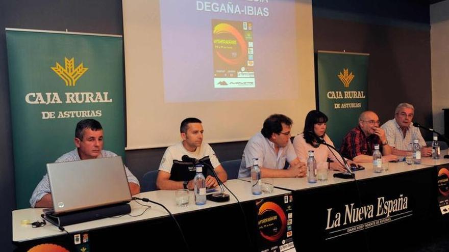 Por la izquierda, José María Vega, Pablo Cárcaba, Andrés Blanco, Pilar Martínez, José Manuel Fernández y José Ron, ayer, en el Club Prensa Asturiana.