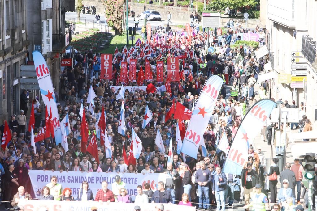 Miles de gallegos reivindican mejoras en la sanidade pública en Santiago