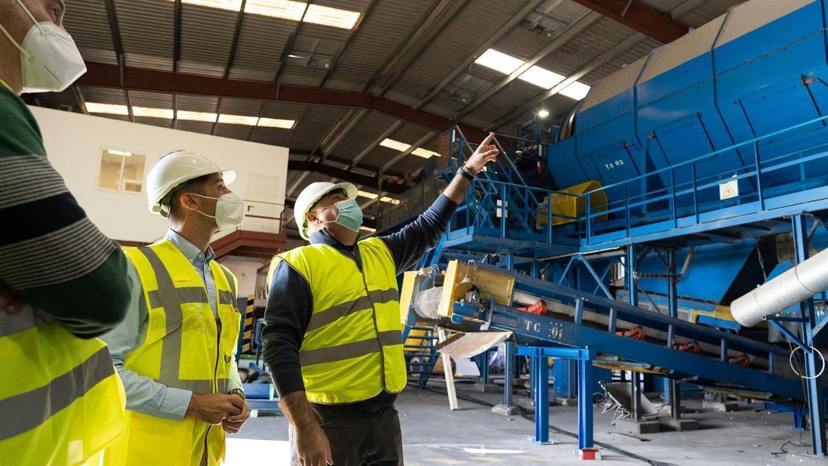 El consejero Javier Rodríguez Medina (centro) visita en septiembre de 2021 la planta de envases de Arico.