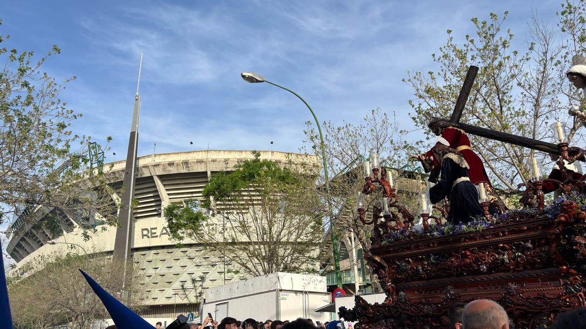 El Santo Cristo de la Misión transcurre por la esquina de Gol Norte y Preferencia del Benito Villamarín.