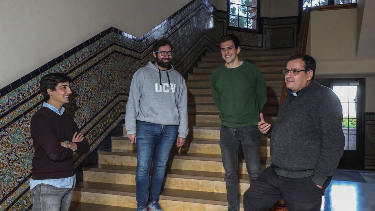 Luis, Bruno y David junto a un cura en el Seminario Mayor La Inmaculada de Moncada