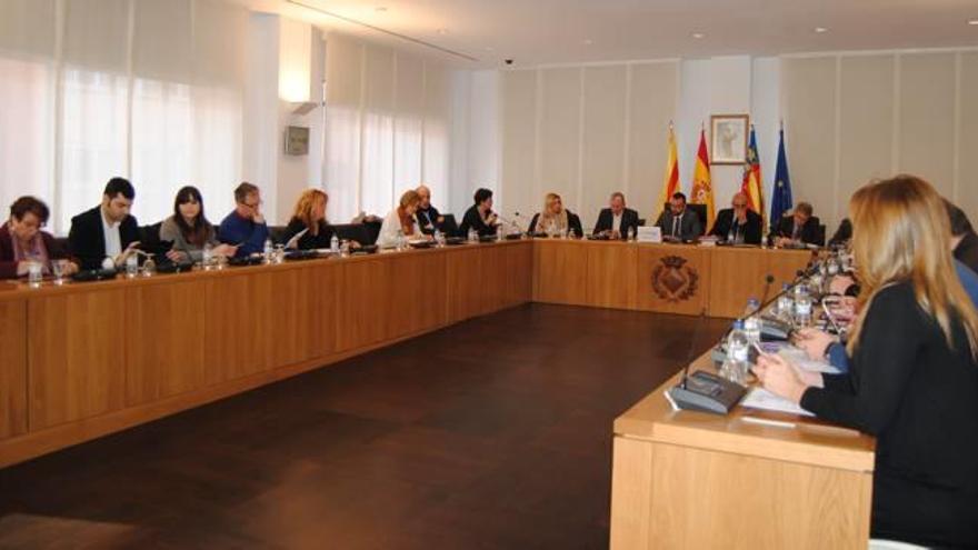 El Pleno del Ayuntamiento de Vila-real aprobó ayer, con los votos favorables del equipo de gobierno, el pago de facturas pendientes de cobro por valor de 1,2 millones €. Tras el visto bueno de la corporación, el consistorio procederá a tramitar los pagos que, en un plazo aproximado de dos o tres semanas, llegarán a los cerca de 300 proveedores, buena parte de ellos pequeñas empresas locales. De esta manera, quedarán saldadas todas las facturas pendientes del 2016.