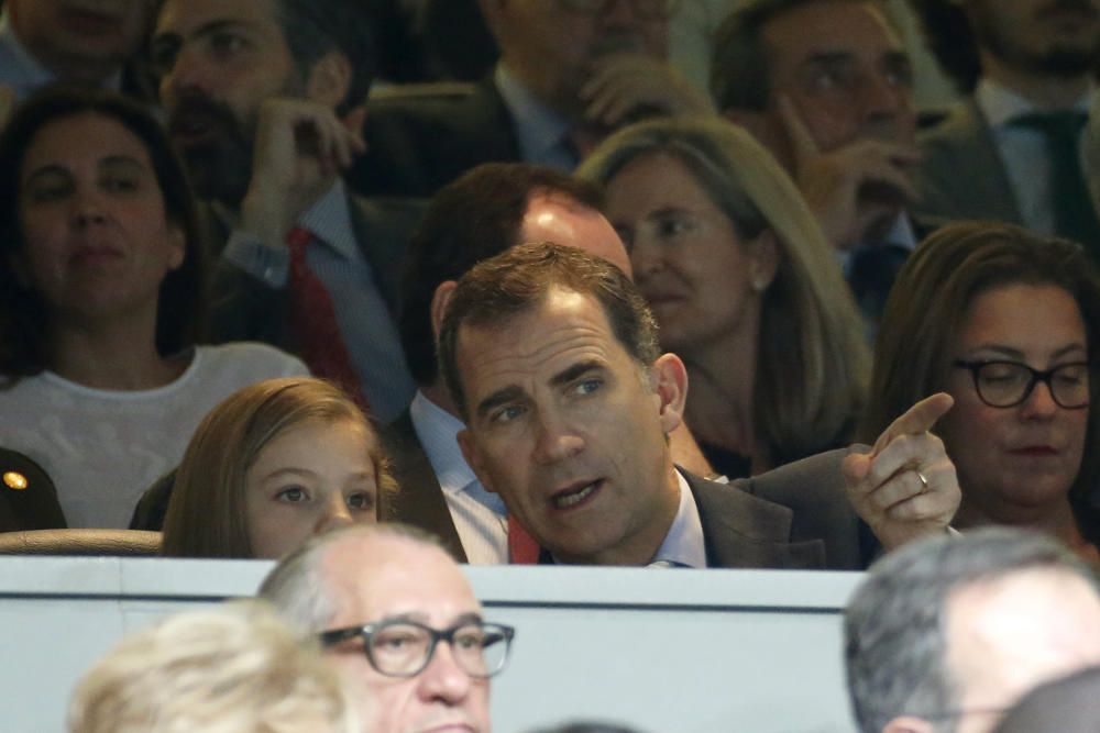 Felipe VI lleva a la Infanta Sofía al Bernabéu