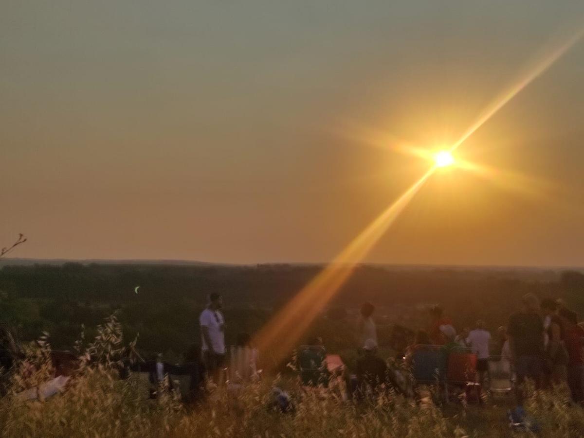 Observación del eclipse desde Las Dibujas en Benavente.