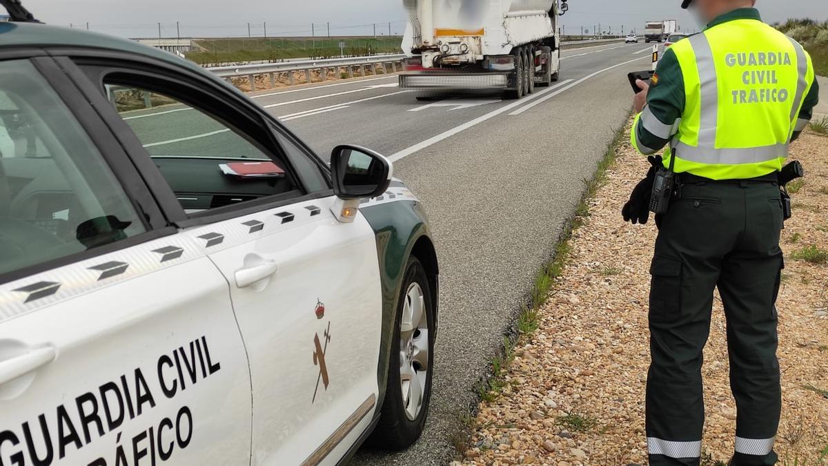 Un agente de la Guardia Civil de Tráfico en un control de carretera.
