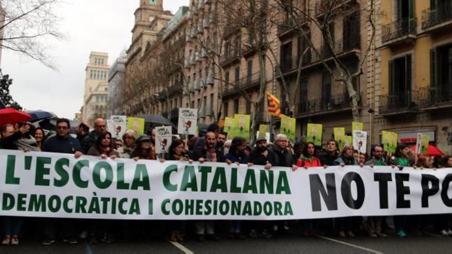 Capçalera de la manifestació en defensa del model d&#039;immersió lingüística que va tenir lloc ahir a Barcelona