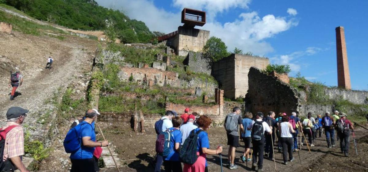 Llegada a las minas de Texeo: el mirador y la chimenea. | Álvaro Ordóñez