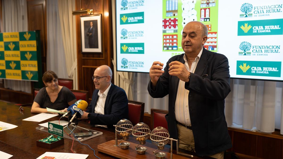 Feliciano Ferrero muestra el sorteo de puestos, en presencia de Óscar Rojo y Miriam Martín, en Caja Rural de Zamora