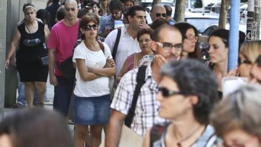 Colas del pasado año frente a la sede de Educación en Alicante.