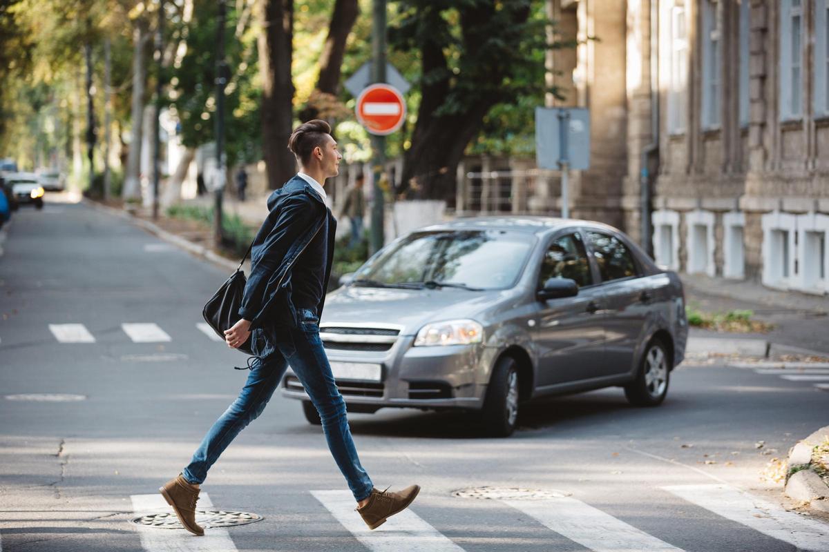 La psicología explica qué hay detrás de las personas que agradecen a los coches que se detienen para dejarlas pasar
