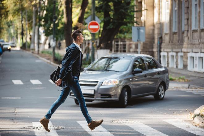La psicología explica qué hay detrás de las personas que agradecen a los coches que se detienen para dejarlas pasar