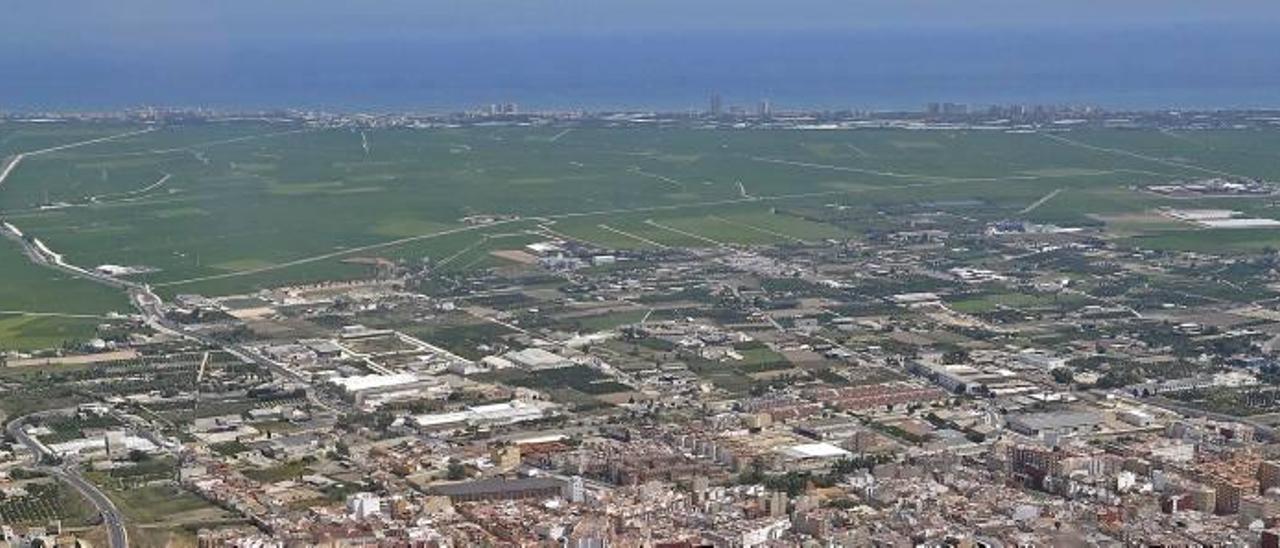 El casco urbano de Sueca, envuelto por el parque natural de l&#039;Albufera.