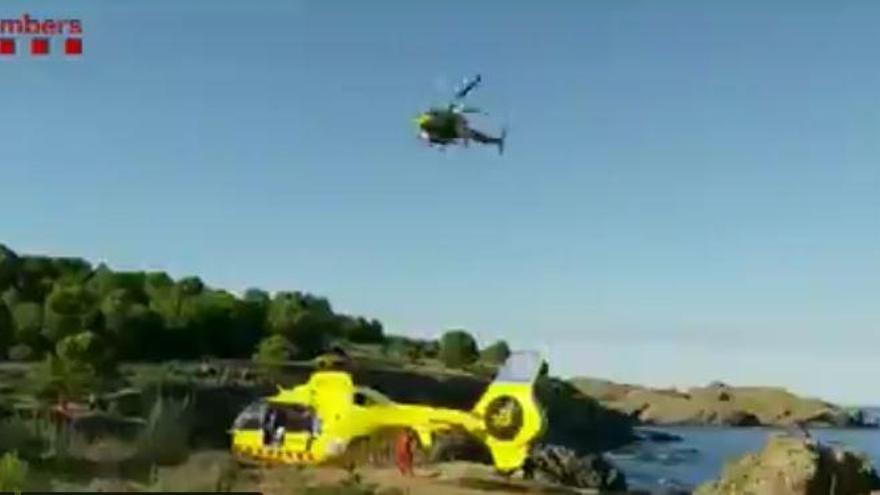 L&#039;helicòpter del SEM a la cala Bramant de Llançà.