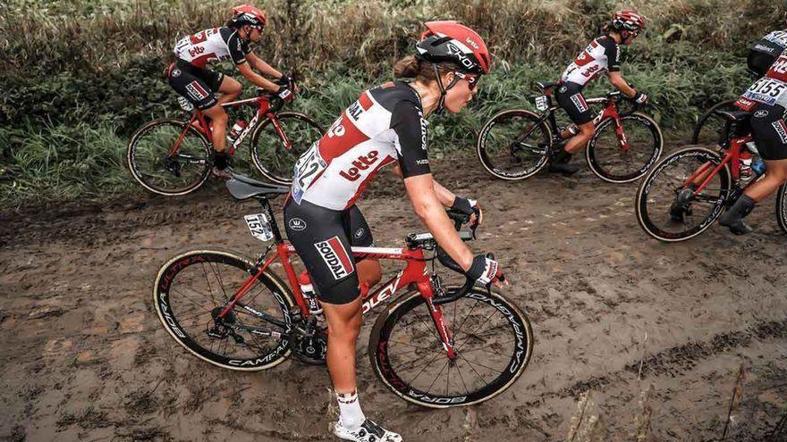 Danique Braam y Jesse Vandenbulcke, el año pasado, camino de Roubaix.